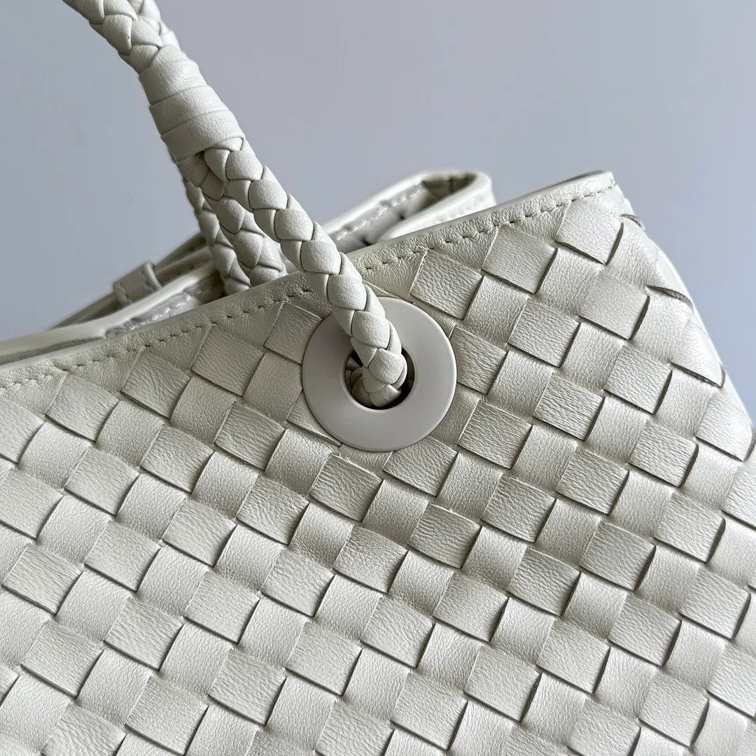 Batch 2200 Bottega Veneta Basket new woven handbag. The classic tote bag style has its own elegant and elegant temperament. It does not feel out of place whether it is commuting or casual outings. It is suitable for various occasions! The design of the woven handle is the finishing touch. The hand-woven texture is delicate and rich in texture. It is not only beautiful, but also extremely comfortable to hold. It looks low-key when held in the hand, but in fact it exudes luxurious charm. Iconic weaving process, each weave is tight and even, showing BV's exquisite production technology. The metal ring decoration is perfectly connected with the bag body, adding a sense of modernity and sophistication to the whole. Moreover, the lines of the bag body are smooth and natural, and the curvature is ergonomic. It can be perfectly adapted whether it is carried on the shoulder or carried in the hand, showing an elegant posture. Style number: 836261 Size: 31*18.5*16cm